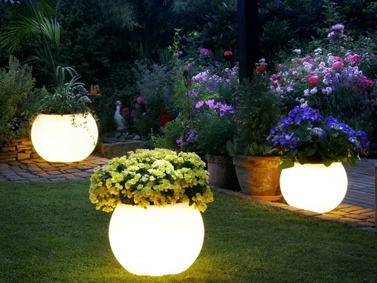 Садовое освещение шары в ландшафте